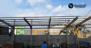 PEDAGANG PASAR BITINGAN PROTES PEMBONGKARAN KANOPI, RSUD KUDUS HENTIKAN SEMENTARA PEKERJAAN