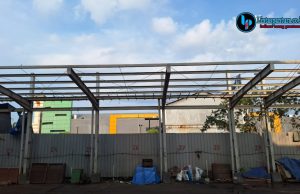 PEDAGANG PASAR BITINGAN PROTES PEMBONGKARAN KANOPI, RSUD KUDUS HENTIKAN SEMENTARA PEKERJAAN