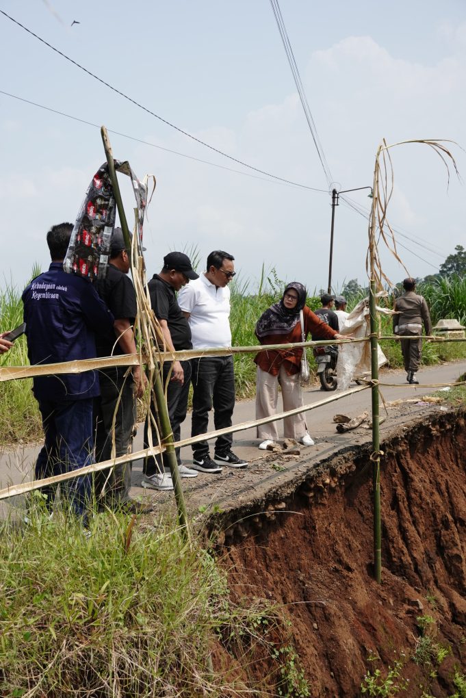 Tinjau Talud Ambrol, Plt Bupati Pati Pastikan Akses Masyarakat Tetap Aman