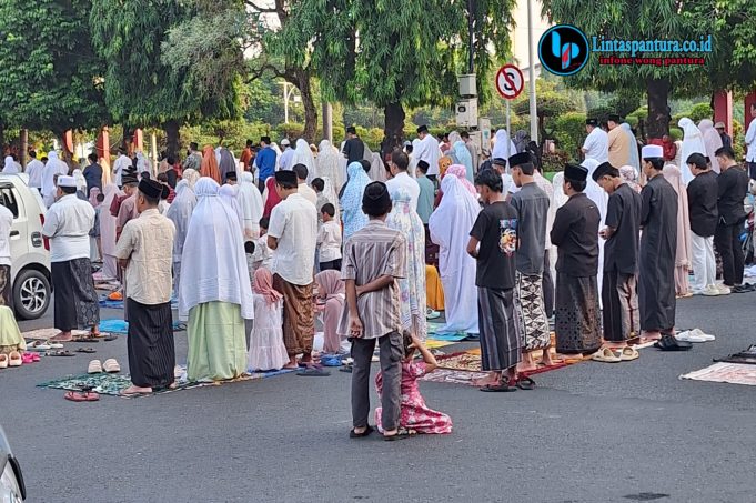 Saf Jamaah Salat Id di Alun-alun Kudus Jadi Sorotan