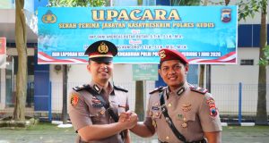 Kasat Reskrim Polres Kudus Berganti, Iptu Happy Nawang Kuncoro Resmi Menjabat AKP Dani Andreas Butar Butar berjabat tangan dengan Iptu Happy Nawang Kuncoro usai pelaksanaan upacara serah terima jabatan Kasat Reskrim Polres Kudus di halaman Mapolres Kudus, Sabtu (30/5/2026). Foto : Humas