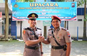 Kasat Reskrim Polres Kudus Berganti, Iptu Happy Nawang Kuncoro Resmi Menjabat AKP Dani Andreas Butar Butar berjabat tangan dengan Iptu Happy Nawang Kuncoro usai pelaksanaan upacara serah terima jabatan Kasat Reskrim Polres Kudus di halaman Mapolres Kudus, Sabtu (30/5/2026). Foto : Humas