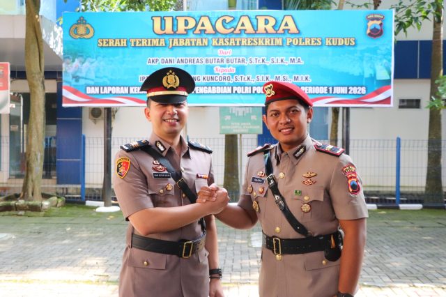 IMG-20260530-WA0006 AKP Dani Andreas Butar Butar berjabat tangan dengan Iptu Happy Nawang Kuncoro usai pelaksanaan upacara serah terima jabatan Kasat Reskrim Polres Kudus di halaman Mapolres Kudus, Sabtu (30/5/2026). Foto : Humas
