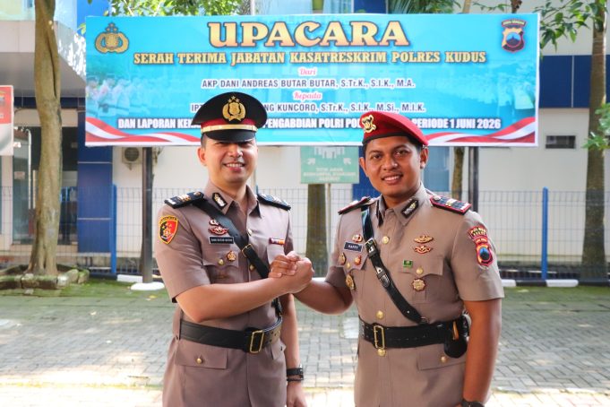Kasat Reskrim Polres Kudus Berganti, Iptu Happy Nawang Kuncoro Resmi Menjabat AKP Dani Andreas Butar Butar berjabat tangan dengan Iptu Happy Nawang Kuncoro usai pelaksanaan upacara serah terima jabatan Kasat Reskrim Polres Kudus di halaman Mapolres Kudus, Sabtu (30/5/2026). Foto : Humas