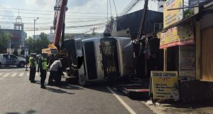 Truk Box Terguling di Sempalan Jati/Utara Rs Mardi Rahayu Kudus, Hantam Traffic Light dan Kanopi Ruko