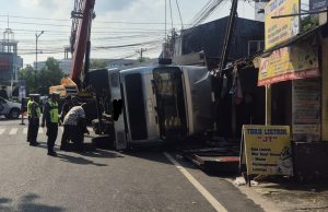 Truk Box Terguling di Sempalan Jati/Utara Rs Mardi Rahayu Kudus, Hantam Traffic Light dan Kanopi Ruko