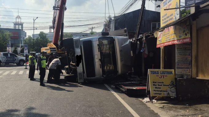 Truk Box Terguling di Sempalan Jati/Utara Rs Mardi Rahayu Kudus, Hantam Traffic Light dan Kanopi Ruko
