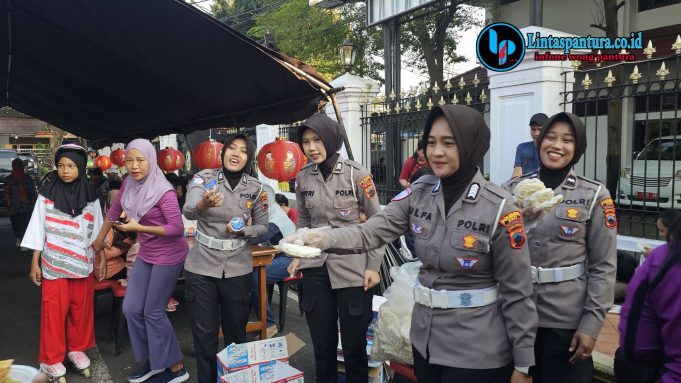 Polresta Pati dan Brimob Bersama Klenteng Hok Tik Bio Bagikan 1.500 Porsi Makan Gratis pada Perayaan Waisak 2570 BE