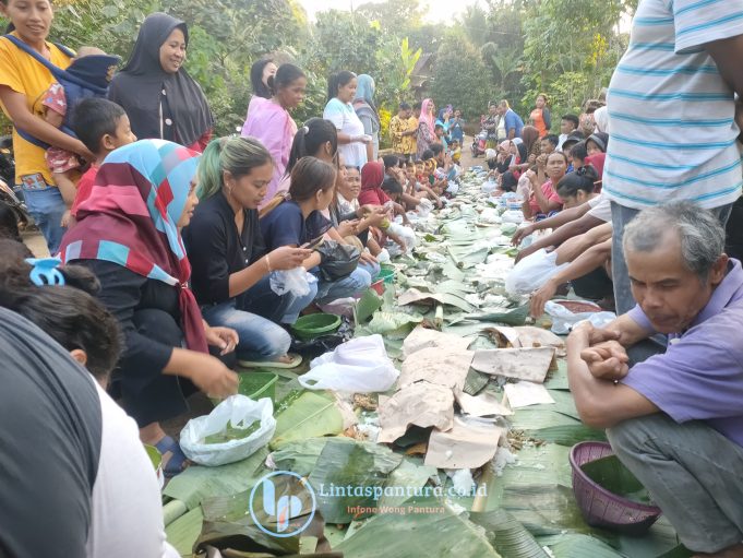 Masih Menjaga Tradisi, Tahun Baru Hijriyah Warga Ds. Gerit Barikan Dipersimpangan Jalan