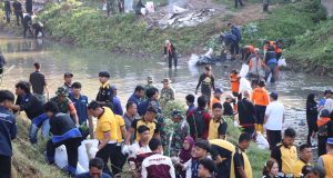 Mahasiswa UMK Gandeng TNI-Polri Bersih-bersih Kali Gelis, Aksi Nyata Selamatkan Kudus dari Banjir