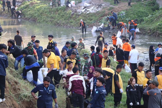Mahasiswa UMK Gandeng TNI-Polri Bersih-bersih Kali Gelis, Aksi Nyata Selamatkan Kudus dari Banjir