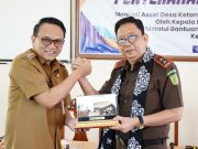 Perkuat Kepastian Hukum, Risma Ardhi Chandra Serahkan Sertifikat Aset Desa Ketanggan