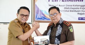Perkuat Kepastian Hukum, Risma Ardhi Chandra Serahkan Sertifikat Aset Desa Ketanggan