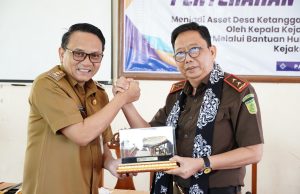 Perkuat Kepastian Hukum, Risma Ardhi Chandra Serahkan Sertifikat Aset Desa Ketanggan