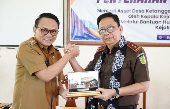 Perkuat Kepastian Hukum, Risma Ardhi Chandra Serahkan Sertifikat Aset Desa Ketanggan