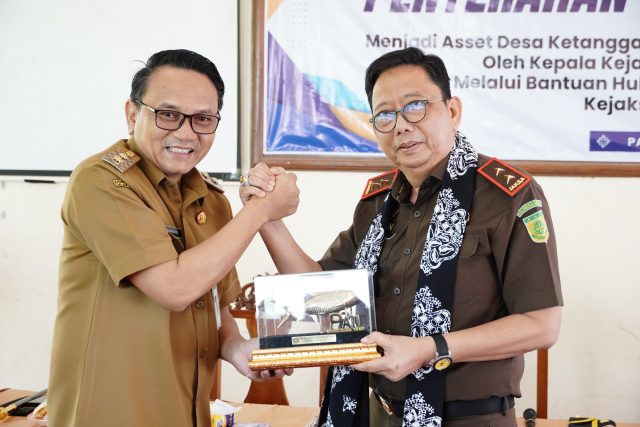 Perkuat Kepastian Hukum, Risma Ardhi Chandra Serahkan Sertifikat Aset Desa Ketanggan
