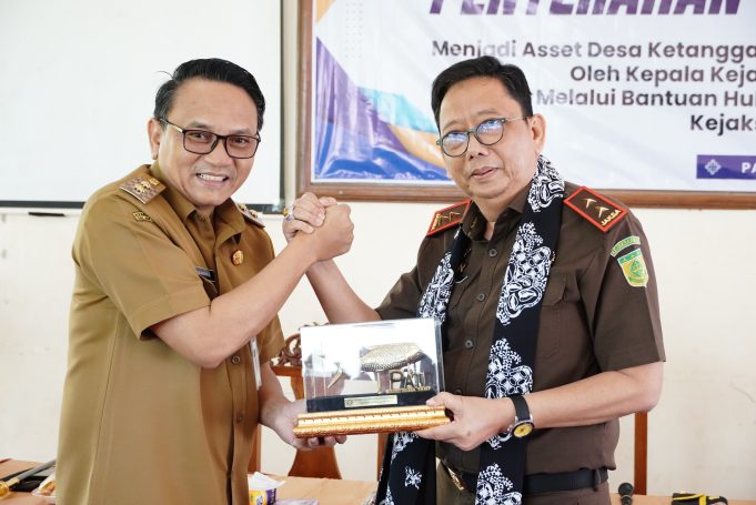 Perkuat Kepastian Hukum, Risma Ardhi Chandra Serahkan Sertifikat Aset Desa Ketanggan