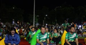 Bola Gembira di Kudus Pecah! Ribuan Warga Nobar Gratis Sambil Serbu UMKM