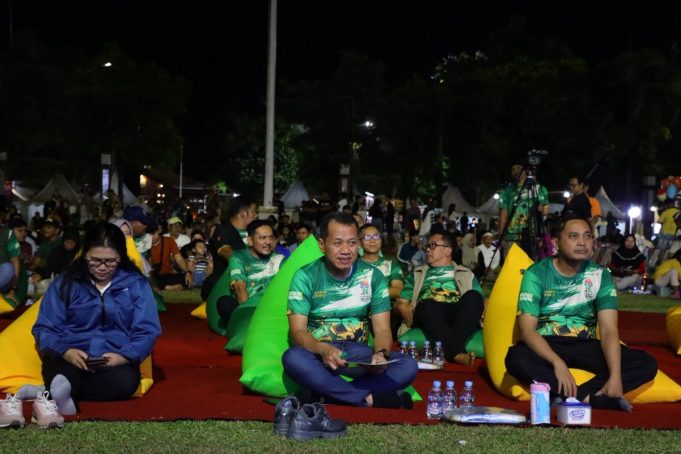 Bola Gembira di Kudus Pecah! Ribuan Warga Nobar Gratis Sambil Serbu UMKM