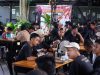 Road To Kapolda Jateng Cup Memanas! Polsek Wedarijaksa Bikin Turnamen MLBB dan Free Fire Diserbu Gamer Muda PATI, lintaspantura.co.id – Dalam rangka memeriahkan dan menjaring bibit-bibit atlet esports berbakat menuju ajang Road To Kapolda Jateng Cup, Polsek Wedarijaksa menggelar Esport Competition di Zeito Coffee, Desa Jontro, Kecamatan Wedarijaksa, Kabupaten Pati, Sabtu (13/6/2026). Kegiatan yang diikuti puluhan tim dari berbagai wilayah tersebut berlangsung meriah dan mendapat antusias tinggi dari kalangan generasi muda. Kompetisi esports ini mempertandingkan dua cabang permainan yang populer di kalangan anak muda, yakni Mobile Legends: Bang Bang (MLBB) dan Free Fire. Kegiatan dimulai pukul 12.30 WIB hingga 18.00 WIB dengan rangkaian pertandingan mulai dari babak penyisihan, semifinal hingga final sebagai bagian dari rangkaian seleksi dan pembinaan atlet menuju Road To Kapolda Jateng Cup. Pada kategori Mobile Legends, sebanyak 18 tim ambil bagian dalam kompetisi yang berlangsung ketat dan kompetitif. Setelah melalui serangkaian pertandingan, tim Trangkil Mania berhasil meraih Juara 1, disusul tim CCG sebagai Juara 2, dan Nanda Lemon menempati posisi Juara 3. Sementara itu, pada kategori Free Fire, sebanyak 12 tim turut berkompetisi memperebutkan gelar juara. Tim Specialis Gigi Forever tampil sebagai Juara 1, kemudian tim AWE GTG meraih Juara 2, dan tim Sego Gandul berhasil menempati posisi Juara 3. Kapolresta Pati melalui Kapolsek Wedarijaksa AKP Suntoro, S.Sos., M.H. mengatakan bahwa penyelenggaraan Esport Competition ini merupakan bentuk dukungan Polri terhadap perkembangan esports sekaligus menjadi bagian dari kegiatan Road To Kapolda Jateng Cup yang bertujuan menjaring talenta-talenta muda berprestasi di bidang olahraga elektronik. “Melalui kegiatan ini kami ingin membangun kedekatan dengan para pemuda, khususnya komunitas esports. Kami berharap kompetisi ini dapat menjadi sarana yang sehat untuk mengembangkan kreativitas, sportivitas, kerja sama tim, serta menjauhkan generasi muda dari kegiatan yang bersifat negatif,” ujar AKP Suntoro. Menurutnya, perkembangan esports saat ini telah menjadi bagian dari industri kreatif dan olahraga prestasi yang perlu mendapat perhatian bersama. Karena itu, pihaknya mendukung berbagai kegiatan positif yang dapat meningkatkan kemampuan sekaligus karakter generasi muda. “Esports bukan hanya soal bermain game, tetapi juga melatih strategi, komunikasi, konsentrasi dan kemampuan mengambil keputusan secara cepat. Kami berharap para peserta terus mengembangkan potensinya dengan tetap mengedepankan etika dan sportivitas,” tambahnya. AKP Suntoro menjelaskan bahwa Polri saat ini tidak hanya hadir dalam fungsi penegakan hukum, tetapi juga aktif mendukung kegiatan-kegiatan yang memberikan dampak positif bagi masyarakat, khususnya kalangan pelajar dan pemuda. Menurutnya, pendekatan melalui kegiatan yang diminati generasi muda menjadi salah satu cara efektif membangun komunikasi dan kepercayaan antara Polri dengan masyarakat. Ia juga mengapresiasi seluruh peserta yang telah menunjukkan semangat kompetisi yang sehat selama pertandingan berlangsung. Menurutnya, kemenangan memang menjadi tujuan, namun yang lebih penting adalah bagaimana para peserta mampu menunjukkan sikap sportif, menghormati lawan, dan menjunjung tinggi aturan yang telah ditetapkan panitia. “Kami melihat antusiasme peserta sangat luar biasa. Hal ini menunjukkan bahwa potensi anak-anak muda di wilayah Wedarijaksa sangat besar. Melalui Road To Kapolda Jateng Cup ini, kami berharap muncul atlet-atlet esports berbakat yang mampu berprestasi tidak hanya di tingkat kabupaten, tetapi juga di tingkat provinsi bahkan nasional,” ungkap AKP Suntoro. Menutup kegiatan tersebut, AKP Suntoro mengimbau para generasi muda agar tetap bijak dalam memanfaatkan teknologi digital. Ia mengajak peserta untuk menjadikan dunia digital sebagai sarana belajar, berkreasi, dan meraih prestasi, serta menghindari penyalahgunaan media sosial maupun aktivitas daring yang dapat merugikan diri sendiri maupun orang lain. “Gunakan teknologi untuk hal-hal yang positif dan bermanfaat. Jadilah generasi yang cerdas, kreatif, dan mampu membawa nama baik daerah melalui prestasi. Semoga melalui Road To Kapolda Jateng Cup ini lahir atlet-atlet esports yang dapat mengharumkan nama Kabupaten Pati dan Jawa Tengah,” pungkasnya