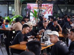 Road To Kapolda Jateng Cup Memanas! Polsek Wedarijaksa Bikin Turnamen MLBB dan Free Fire Diserbu Gamer Muda PATI, lintaspantura.co.id – Dalam rangka memeriahkan dan menjaring bibit-bibit atlet esports berbakat menuju ajang Road To Kapolda Jateng Cup, Polsek Wedarijaksa menggelar Esport Competition di Zeito Coffee, Desa Jontro, Kecamatan Wedarijaksa, Kabupaten Pati, Sabtu (13/6/2026). Kegiatan yang diikuti puluhan tim dari berbagai wilayah tersebut berlangsung meriah dan mendapat antusias tinggi dari kalangan generasi muda. Kompetisi esports ini mempertandingkan dua cabang permainan yang populer di kalangan anak muda, yakni Mobile Legends: Bang Bang (MLBB) dan Free Fire. Kegiatan dimulai pukul 12.30 WIB hingga 18.00 WIB dengan rangkaian pertandingan mulai dari babak penyisihan, semifinal hingga final sebagai bagian dari rangkaian seleksi dan pembinaan atlet menuju Road To Kapolda Jateng Cup. Pada kategori Mobile Legends, sebanyak 18 tim ambil bagian dalam kompetisi yang berlangsung ketat dan kompetitif. Setelah melalui serangkaian pertandingan, tim Trangkil Mania berhasil meraih Juara 1, disusul tim CCG sebagai Juara 2, dan Nanda Lemon menempati posisi Juara 3. Sementara itu, pada kategori Free Fire, sebanyak 12 tim turut berkompetisi memperebutkan gelar juara. Tim Specialis Gigi Forever tampil sebagai Juara 1, kemudian tim AWE GTG meraih Juara 2, dan tim Sego Gandul berhasil menempati posisi Juara 3. Kapolresta Pati melalui Kapolsek Wedarijaksa AKP Suntoro, S.Sos., M.H. mengatakan bahwa penyelenggaraan Esport Competition ini merupakan bentuk dukungan Polri terhadap perkembangan esports sekaligus menjadi bagian dari kegiatan Road To Kapolda Jateng Cup yang bertujuan menjaring talenta-talenta muda berprestasi di bidang olahraga elektronik. “Melalui kegiatan ini kami ingin membangun kedekatan dengan para pemuda, khususnya komunitas esports. Kami berharap kompetisi ini dapat menjadi sarana yang sehat untuk mengembangkan kreativitas, sportivitas, kerja sama tim, serta menjauhkan generasi muda dari kegiatan yang bersifat negatif,” ujar AKP Suntoro. Menurutnya, perkembangan esports saat ini telah menjadi bagian dari industri kreatif dan olahraga prestasi yang perlu mendapat perhatian bersama. Karena itu, pihaknya mendukung berbagai kegiatan positif yang dapat meningkatkan kemampuan sekaligus karakter generasi muda. “Esports bukan hanya soal bermain game, tetapi juga melatih strategi, komunikasi, konsentrasi dan kemampuan mengambil keputusan secara cepat. Kami berharap para peserta terus mengembangkan potensinya dengan tetap mengedepankan etika dan sportivitas,” tambahnya. AKP Suntoro menjelaskan bahwa Polri saat ini tidak hanya hadir dalam fungsi penegakan hukum, tetapi juga aktif mendukung kegiatan-kegiatan yang memberikan dampak positif bagi masyarakat, khususnya kalangan pelajar dan pemuda. Menurutnya, pendekatan melalui kegiatan yang diminati generasi muda menjadi salah satu cara efektif membangun komunikasi dan kepercayaan antara Polri dengan masyarakat. Ia juga mengapresiasi seluruh peserta yang telah menunjukkan semangat kompetisi yang sehat selama pertandingan berlangsung. Menurutnya, kemenangan memang menjadi tujuan, namun yang lebih penting adalah bagaimana para peserta mampu menunjukkan sikap sportif, menghormati lawan, dan menjunjung tinggi aturan yang telah ditetapkan panitia. “Kami melihat antusiasme peserta sangat luar biasa. Hal ini menunjukkan bahwa potensi anak-anak muda di wilayah Wedarijaksa sangat besar. Melalui Road To Kapolda Jateng Cup ini, kami berharap muncul atlet-atlet esports berbakat yang mampu berprestasi tidak hanya di tingkat kabupaten, tetapi juga di tingkat provinsi bahkan nasional,” ungkap AKP Suntoro. Menutup kegiatan tersebut, AKP Suntoro mengimbau para generasi muda agar tetap bijak dalam memanfaatkan teknologi digital. Ia mengajak peserta untuk menjadikan dunia digital sebagai sarana belajar, berkreasi, dan meraih prestasi, serta menghindari penyalahgunaan media sosial maupun aktivitas daring yang dapat merugikan diri sendiri maupun orang lain. “Gunakan teknologi untuk hal-hal yang positif dan bermanfaat. Jadilah generasi yang cerdas, kreatif, dan mampu membawa nama baik daerah melalui prestasi. Semoga melalui Road To Kapolda Jateng Cup ini lahir atlet-atlet esports yang dapat mengharumkan nama Kabupaten Pati dan Jawa Tengah,” pungkasnya