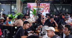 Road To Kapolda Jateng Cup Memanas! Polsek Wedarijaksa Bikin Turnamen MLBB dan Free Fire Diserbu Gamer Muda PATI, lintaspantura.co.id – Dalam rangka memeriahkan dan menjaring bibit-bibit atlet esports berbakat menuju ajang Road To Kapolda Jateng Cup, Polsek Wedarijaksa menggelar Esport Competition di Zeito Coffee, Desa Jontro, Kecamatan Wedarijaksa, Kabupaten Pati, Sabtu (13/6/2026). Kegiatan yang diikuti puluhan tim dari berbagai wilayah tersebut berlangsung meriah dan mendapat antusias tinggi dari kalangan generasi muda. Kompetisi esports ini mempertandingkan dua cabang permainan yang populer di kalangan anak muda, yakni Mobile Legends: Bang Bang (MLBB) dan Free Fire. Kegiatan dimulai pukul 12.30 WIB hingga 18.00 WIB dengan rangkaian pertandingan mulai dari babak penyisihan, semifinal hingga final sebagai bagian dari rangkaian seleksi dan pembinaan atlet menuju Road To Kapolda Jateng Cup. Pada kategori Mobile Legends, sebanyak 18 tim ambil bagian dalam kompetisi yang berlangsung ketat dan kompetitif. Setelah melalui serangkaian pertandingan, tim Trangkil Mania berhasil meraih Juara 1, disusul tim CCG sebagai Juara 2, dan Nanda Lemon menempati posisi Juara 3. Sementara itu, pada kategori Free Fire, sebanyak 12 tim turut berkompetisi memperebutkan gelar juara. Tim Specialis Gigi Forever tampil sebagai Juara 1, kemudian tim AWE GTG meraih Juara 2, dan tim Sego Gandul berhasil menempati posisi Juara 3. Kapolresta Pati melalui Kapolsek Wedarijaksa AKP Suntoro, S.Sos., M.H. mengatakan bahwa penyelenggaraan Esport Competition ini merupakan bentuk dukungan Polri terhadap perkembangan esports sekaligus menjadi bagian dari kegiatan Road To Kapolda Jateng Cup yang bertujuan menjaring talenta-talenta muda berprestasi di bidang olahraga elektronik. “Melalui kegiatan ini kami ingin membangun kedekatan dengan para pemuda, khususnya komunitas esports. Kami berharap kompetisi ini dapat menjadi sarana yang sehat untuk mengembangkan kreativitas, sportivitas, kerja sama tim, serta menjauhkan generasi muda dari kegiatan yang bersifat negatif,” ujar AKP Suntoro. Menurutnya, perkembangan esports saat ini telah menjadi bagian dari industri kreatif dan olahraga prestasi yang perlu mendapat perhatian bersama. Karena itu, pihaknya mendukung berbagai kegiatan positif yang dapat meningkatkan kemampuan sekaligus karakter generasi muda. “Esports bukan hanya soal bermain game, tetapi juga melatih strategi, komunikasi, konsentrasi dan kemampuan mengambil keputusan secara cepat. Kami berharap para peserta terus mengembangkan potensinya dengan tetap mengedepankan etika dan sportivitas,” tambahnya. AKP Suntoro menjelaskan bahwa Polri saat ini tidak hanya hadir dalam fungsi penegakan hukum, tetapi juga aktif mendukung kegiatan-kegiatan yang memberikan dampak positif bagi masyarakat, khususnya kalangan pelajar dan pemuda. Menurutnya, pendekatan melalui kegiatan yang diminati generasi muda menjadi salah satu cara efektif membangun komunikasi dan kepercayaan antara Polri dengan masyarakat. Ia juga mengapresiasi seluruh peserta yang telah menunjukkan semangat kompetisi yang sehat selama pertandingan berlangsung. Menurutnya, kemenangan memang menjadi tujuan, namun yang lebih penting adalah bagaimana para peserta mampu menunjukkan sikap sportif, menghormati lawan, dan menjunjung tinggi aturan yang telah ditetapkan panitia. “Kami melihat antusiasme peserta sangat luar biasa. Hal ini menunjukkan bahwa potensi anak-anak muda di wilayah Wedarijaksa sangat besar. Melalui Road To Kapolda Jateng Cup ini, kami berharap muncul atlet-atlet esports berbakat yang mampu berprestasi tidak hanya di tingkat kabupaten, tetapi juga di tingkat provinsi bahkan nasional,” ungkap AKP Suntoro. Menutup kegiatan tersebut, AKP Suntoro mengimbau para generasi muda agar tetap bijak dalam memanfaatkan teknologi digital. Ia mengajak peserta untuk menjadikan dunia digital sebagai sarana belajar, berkreasi, dan meraih prestasi, serta menghindari penyalahgunaan media sosial maupun aktivitas daring yang dapat merugikan diri sendiri maupun orang lain. “Gunakan teknologi untuk hal-hal yang positif dan bermanfaat. Jadilah generasi yang cerdas, kreatif, dan mampu membawa nama baik daerah melalui prestasi. Semoga melalui Road To Kapolda Jateng Cup ini lahir atlet-atlet esports yang dapat mengharumkan nama Kabupaten Pati dan Jawa Tengah,” pungkasnya