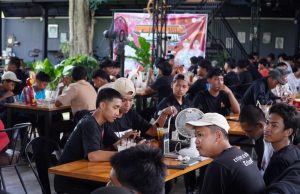 Road To Kapolda Jateng Cup Memanas! Polsek Wedarijaksa Bikin Turnamen MLBB dan Free Fire Diserbu Gamer Muda PATI, lintaspantura.co.id – Dalam rangka memeriahkan dan menjaring bibit-bibit atlet esports berbakat menuju ajang Road To Kapolda Jateng Cup, Polsek Wedarijaksa menggelar Esport Competition di Zeito Coffee, Desa Jontro, Kecamatan Wedarijaksa, Kabupaten Pati, Sabtu (13/6/2026). Kegiatan yang diikuti puluhan tim dari berbagai wilayah tersebut berlangsung meriah dan mendapat antusias tinggi dari kalangan generasi muda. Kompetisi esports ini mempertandingkan dua cabang permainan yang populer di kalangan anak muda, yakni Mobile Legends: Bang Bang (MLBB) dan Free Fire. Kegiatan dimulai pukul 12.30 WIB hingga 18.00 WIB dengan rangkaian pertandingan mulai dari babak penyisihan, semifinal hingga final sebagai bagian dari rangkaian seleksi dan pembinaan atlet menuju Road To Kapolda Jateng Cup. Pada kategori Mobile Legends, sebanyak 18 tim ambil bagian dalam kompetisi yang berlangsung ketat dan kompetitif. Setelah melalui serangkaian pertandingan, tim Trangkil Mania berhasil meraih Juara 1, disusul tim CCG sebagai Juara 2, dan Nanda Lemon menempati posisi Juara 3. Sementara itu, pada kategori Free Fire, sebanyak 12 tim turut berkompetisi memperebutkan gelar juara. Tim Specialis Gigi Forever tampil sebagai Juara 1, kemudian tim AWE GTG meraih Juara 2, dan tim Sego Gandul berhasil menempati posisi Juara 3. Kapolresta Pati melalui Kapolsek Wedarijaksa AKP Suntoro, S.Sos., M.H. mengatakan bahwa penyelenggaraan Esport Competition ini merupakan bentuk dukungan Polri terhadap perkembangan esports sekaligus menjadi bagian dari kegiatan Road To Kapolda Jateng Cup yang bertujuan menjaring talenta-talenta muda berprestasi di bidang olahraga elektronik. “Melalui kegiatan ini kami ingin membangun kedekatan dengan para pemuda, khususnya komunitas esports. Kami berharap kompetisi ini dapat menjadi sarana yang sehat untuk mengembangkan kreativitas, sportivitas, kerja sama tim, serta menjauhkan generasi muda dari kegiatan yang bersifat negatif,” ujar AKP Suntoro. Menurutnya, perkembangan esports saat ini telah menjadi bagian dari industri kreatif dan olahraga prestasi yang perlu mendapat perhatian bersama. Karena itu, pihaknya mendukung berbagai kegiatan positif yang dapat meningkatkan kemampuan sekaligus karakter generasi muda. “Esports bukan hanya soal bermain game, tetapi juga melatih strategi, komunikasi, konsentrasi dan kemampuan mengambil keputusan secara cepat. Kami berharap para peserta terus mengembangkan potensinya dengan tetap mengedepankan etika dan sportivitas,” tambahnya. AKP Suntoro menjelaskan bahwa Polri saat ini tidak hanya hadir dalam fungsi penegakan hukum, tetapi juga aktif mendukung kegiatan-kegiatan yang memberikan dampak positif bagi masyarakat, khususnya kalangan pelajar dan pemuda. Menurutnya, pendekatan melalui kegiatan yang diminati generasi muda menjadi salah satu cara efektif membangun komunikasi dan kepercayaan antara Polri dengan masyarakat. Ia juga mengapresiasi seluruh peserta yang telah menunjukkan semangat kompetisi yang sehat selama pertandingan berlangsung. Menurutnya, kemenangan memang menjadi tujuan, namun yang lebih penting adalah bagaimana para peserta mampu menunjukkan sikap sportif, menghormati lawan, dan menjunjung tinggi aturan yang telah ditetapkan panitia. “Kami melihat antusiasme peserta sangat luar biasa. Hal ini menunjukkan bahwa potensi anak-anak muda di wilayah Wedarijaksa sangat besar. Melalui Road To Kapolda Jateng Cup ini, kami berharap muncul atlet-atlet esports berbakat yang mampu berprestasi tidak hanya di tingkat kabupaten, tetapi juga di tingkat provinsi bahkan nasional,” ungkap AKP Suntoro. Menutup kegiatan tersebut, AKP Suntoro mengimbau para generasi muda agar tetap bijak dalam memanfaatkan teknologi digital. Ia mengajak peserta untuk menjadikan dunia digital sebagai sarana belajar, berkreasi, dan meraih prestasi, serta menghindari penyalahgunaan media sosial maupun aktivitas daring yang dapat merugikan diri sendiri maupun orang lain. “Gunakan teknologi untuk hal-hal yang positif dan bermanfaat. Jadilah generasi yang cerdas, kreatif, dan mampu membawa nama baik daerah melalui prestasi. Semoga melalui Road To Kapolda Jateng Cup ini lahir atlet-atlet esports yang dapat mengharumkan nama Kabupaten Pati dan Jawa Tengah,” pungkasnya