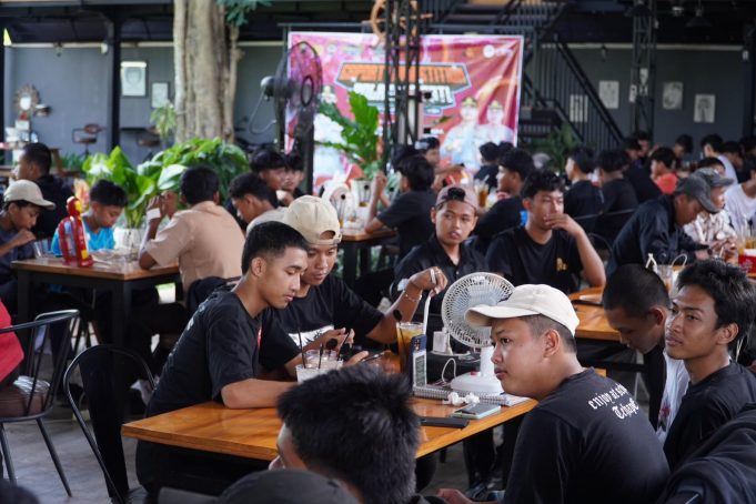 Road To Kapolda Jateng Cup Memanas! Polsek Wedarijaksa Bikin Turnamen MLBB dan Free Fire Diserbu Gamer Muda PATI, lintaspantura.co.id – Dalam rangka memeriahkan dan menjaring bibit-bibit atlet esports berbakat menuju ajang Road To Kapolda Jateng Cup, Polsek Wedarijaksa menggelar Esport Competition di Zeito Coffee, Desa Jontro, Kecamatan Wedarijaksa, Kabupaten Pati, Sabtu (13/6/2026). Kegiatan yang diikuti puluhan tim dari berbagai wilayah tersebut berlangsung meriah dan mendapat antusias tinggi dari kalangan generasi muda. Kompetisi esports ini mempertandingkan dua cabang permainan yang populer di kalangan anak muda, yakni Mobile Legends: Bang Bang (MLBB) dan Free Fire. Kegiatan dimulai pukul 12.30 WIB hingga 18.00 WIB dengan rangkaian pertandingan mulai dari babak penyisihan, semifinal hingga final sebagai bagian dari rangkaian seleksi dan pembinaan atlet menuju Road To Kapolda Jateng Cup. Pada kategori Mobile Legends, sebanyak 18 tim ambil bagian dalam kompetisi yang berlangsung ketat dan kompetitif. Setelah melalui serangkaian pertandingan, tim Trangkil Mania berhasil meraih Juara 1, disusul tim CCG sebagai Juara 2, dan Nanda Lemon menempati posisi Juara 3. Sementara itu, pada kategori Free Fire, sebanyak 12 tim turut berkompetisi memperebutkan gelar juara. Tim Specialis Gigi Forever tampil sebagai Juara 1, kemudian tim AWE GTG meraih Juara 2, dan tim Sego Gandul berhasil menempati posisi Juara 3. Kapolresta Pati melalui Kapolsek Wedarijaksa AKP Suntoro, S.Sos., M.H. mengatakan bahwa penyelenggaraan Esport Competition ini merupakan bentuk dukungan Polri terhadap perkembangan esports sekaligus menjadi bagian dari kegiatan Road To Kapolda Jateng Cup yang bertujuan menjaring talenta-talenta muda berprestasi di bidang olahraga elektronik. “Melalui kegiatan ini kami ingin membangun kedekatan dengan para pemuda, khususnya komunitas esports. Kami berharap kompetisi ini dapat menjadi sarana yang sehat untuk mengembangkan kreativitas, sportivitas, kerja sama tim, serta menjauhkan generasi muda dari kegiatan yang bersifat negatif,” ujar AKP Suntoro. Menurutnya, perkembangan esports saat ini telah menjadi bagian dari industri kreatif dan olahraga prestasi yang perlu mendapat perhatian bersama. Karena itu, pihaknya mendukung berbagai kegiatan positif yang dapat meningkatkan kemampuan sekaligus karakter generasi muda. “Esports bukan hanya soal bermain game, tetapi juga melatih strategi, komunikasi, konsentrasi dan kemampuan mengambil keputusan secara cepat. Kami berharap para peserta terus mengembangkan potensinya dengan tetap mengedepankan etika dan sportivitas,” tambahnya. AKP Suntoro menjelaskan bahwa Polri saat ini tidak hanya hadir dalam fungsi penegakan hukum, tetapi juga aktif mendukung kegiatan-kegiatan yang memberikan dampak positif bagi masyarakat, khususnya kalangan pelajar dan pemuda. Menurutnya, pendekatan melalui kegiatan yang diminati generasi muda menjadi salah satu cara efektif membangun komunikasi dan kepercayaan antara Polri dengan masyarakat. Ia juga mengapresiasi seluruh peserta yang telah menunjukkan semangat kompetisi yang sehat selama pertandingan berlangsung. Menurutnya, kemenangan memang menjadi tujuan, namun yang lebih penting adalah bagaimana para peserta mampu menunjukkan sikap sportif, menghormati lawan, dan menjunjung tinggi aturan yang telah ditetapkan panitia. “Kami melihat antusiasme peserta sangat luar biasa. Hal ini menunjukkan bahwa potensi anak-anak muda di wilayah Wedarijaksa sangat besar. Melalui Road To Kapolda Jateng Cup ini, kami berharap muncul atlet-atlet esports berbakat yang mampu berprestasi tidak hanya di tingkat kabupaten, tetapi juga di tingkat provinsi bahkan nasional,” ungkap AKP Suntoro. Menutup kegiatan tersebut, AKP Suntoro mengimbau para generasi muda agar tetap bijak dalam memanfaatkan teknologi digital. Ia mengajak peserta untuk menjadikan dunia digital sebagai sarana belajar, berkreasi, dan meraih prestasi, serta menghindari penyalahgunaan media sosial maupun aktivitas daring yang dapat merugikan diri sendiri maupun orang lain. “Gunakan teknologi untuk hal-hal yang positif dan bermanfaat. Jadilah generasi yang cerdas, kreatif, dan mampu membawa nama baik daerah melalui prestasi. Semoga melalui Road To Kapolda Jateng Cup ini lahir atlet-atlet esports yang dapat mengharumkan nama Kabupaten Pati dan Jawa Tengah,” pungkasnya