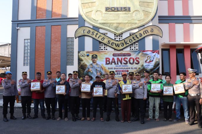 Bikin Haru! Polresta Pati Bagikan 800 Paket Sembako, Warga Merasa Sangat Terbantu