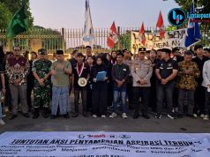 MAHASISWA KUDUS GELAR AKSI DI DEPAN KANTOR BUPATI, SAMPAIKAN DELAPAN TUNTUTAN KEPADA PEMERINTAH Perwakilan mahasiswa menyampaikan delapan tuntutan dalam aksi unjuk rasa di depan Kantor Bupati Kudus, Jumat (19/6/2026). Foto : lintaspantura