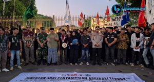 MAHASISWA KUDUS GELAR AKSI DI DEPAN KANTOR BUPATI, SAMPAIKAN DELAPAN TUNTUTAN KEPADA PEMERINTAH Perwakilan mahasiswa menyampaikan delapan tuntutan dalam aksi unjuk rasa di depan Kantor Bupati Kudus, Jumat (19/6/2026). Foto : lintaspantura