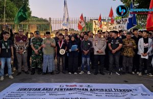 MAHASISWA KUDUS GELAR AKSI DI DEPAN KANTOR BUPATI, SAMPAIKAN DELAPAN TUNTUTAN KEPADA PEMERINTAH Perwakilan mahasiswa menyampaikan delapan tuntutan dalam aksi unjuk rasa di depan Kantor Bupati Kudus, Jumat (19/6/2026). Foto : lintaspantura