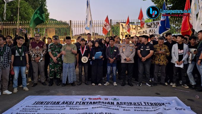 MAHASISWA KUDUS GELAR AKSI DI DEPAN KANTOR BUPATI, SAMPAIKAN DELAPAN TUNTUTAN KEPADA PEMERINTAH Perwakilan mahasiswa menyampaikan delapan tuntutan dalam aksi unjuk rasa di depan Kantor Bupati Kudus, Jumat (19/6/2026). Foto : lintaspantura