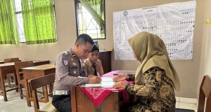 Yatim Piatu, Nafis Ambil Rapor Didampingi Polisi, Kisahnya Bikin Haru Warga Kudus