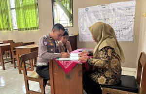 Yatim Piatu, Nafis Ambil Rapor Didampingi Polisi, Kisahnya Bikin Haru Warga Kudus