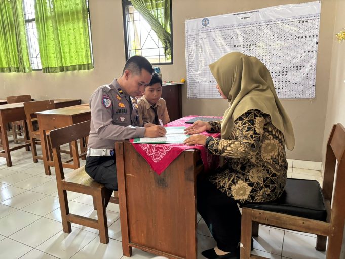 Yatim Piatu, Nafis Ambil Rapor Didampingi Polisi, Kisahnya Bikin Haru Warga Kudus