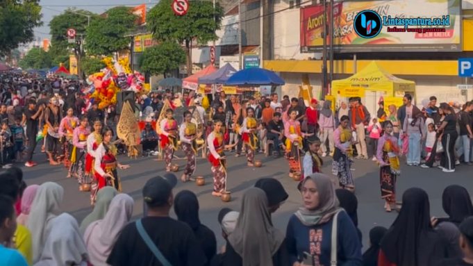 CFD Kudus Mendadak Ramai, Tari Getak Rekso dan Mbah Semar Sukses Curi Perhatian