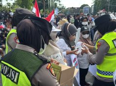 Momen Humanis di Tengah Demo BRIS, Polwan Polresta Pati Bikin Suasana Jadi Sejuk