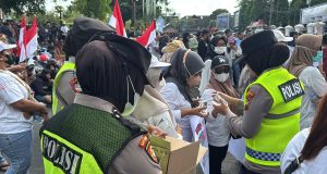 Momen Humanis di Tengah Demo BRIS, Polwan Polresta Pati Bikin Suasana Jadi Sejuk