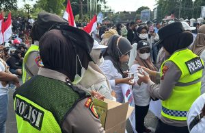 Momen Humanis di Tengah Demo BRIS, Polwan Polresta Pati Bikin Suasana Jadi Sejuk