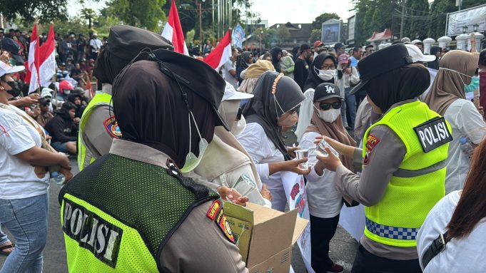 Momen Humanis di Tengah Demo BRIS, Polwan Polresta Pati Bikin Suasana Jadi Sejuk