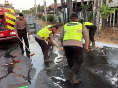 Respon Cepat Polresta Pati Bersihkan Tumpahan Oli, Cegah Kecelakaan di Jalan Ki Juru Mentani