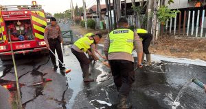 Respon Cepat Polresta Pati Bersihkan Tumpahan Oli, Cegah Kecelakaan di Jalan Ki Juru Mentani