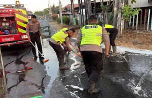 Respon Cepat Polresta Pati Bersihkan Tumpahan Oli, Cegah Kecelakaan di Jalan Ki Juru Mentani