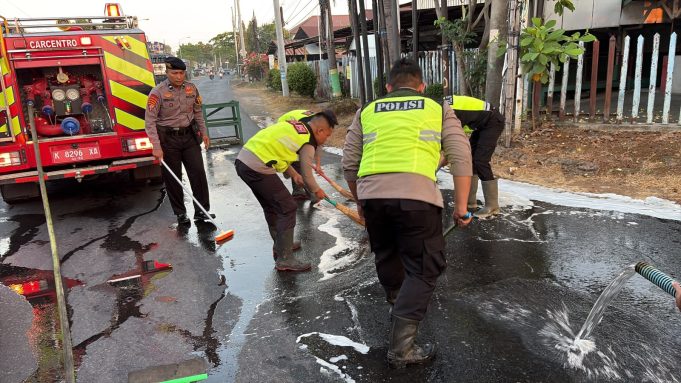 Respon Cepat Polresta Pati Bersihkan Tumpahan Oli, Cegah Kecelakaan di Jalan Ki Juru Mentani