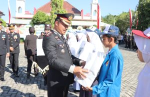 Hari Bhayangkara Penuh Berkah! Polresta Pati Bagikan 500 Sepatu untuk Pelajar, Warga Ikut Bersorak