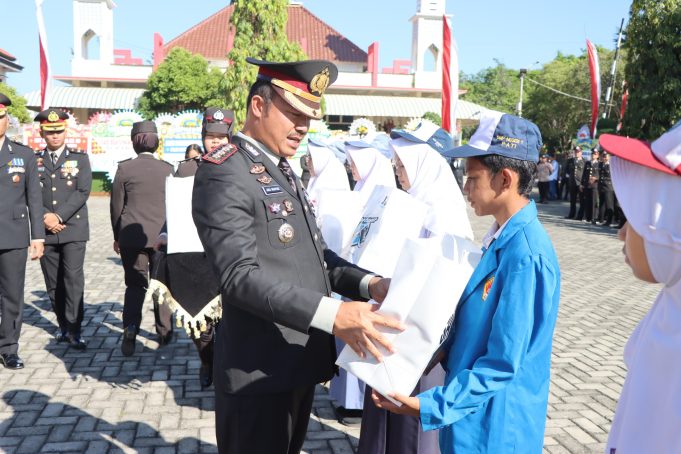 Hari Bhayangkara Penuh Berkah! Polresta Pati Bagikan 500 Sepatu untuk Pelajar, Warga Ikut Bersorak
