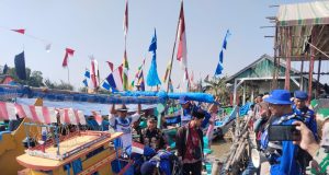 Momen Sakral di Laut Pati! 70 Perahu Nelayan Antar Larung Sesaji dengan Pengawalan Polisi