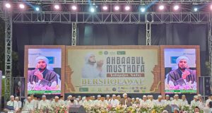 Ribuan Jemaah Padati Alun-alun Simpang Tujuh Kudus, Habib Syech Pimpin Ahbaabul Musthofa Bersholawat