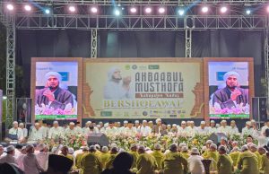 Ribuan Jemaah Padati Alun-alun Simpang Tujuh Kudus, Habib Syech Pimpin Ahbaabul Musthofa Bersholawat